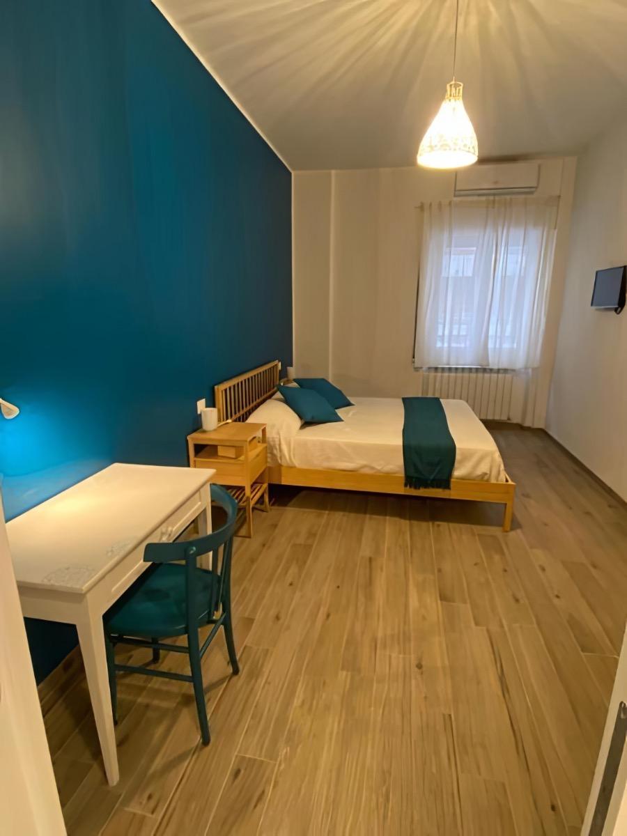 Camera matrimoniale con scrivania